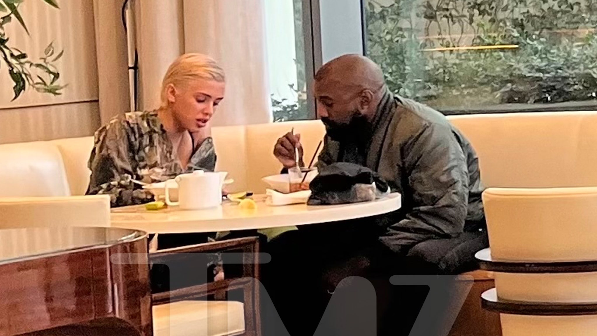 Kanye West festeja com Mystery Blonde no Swanky Hotel em Beverly Hills