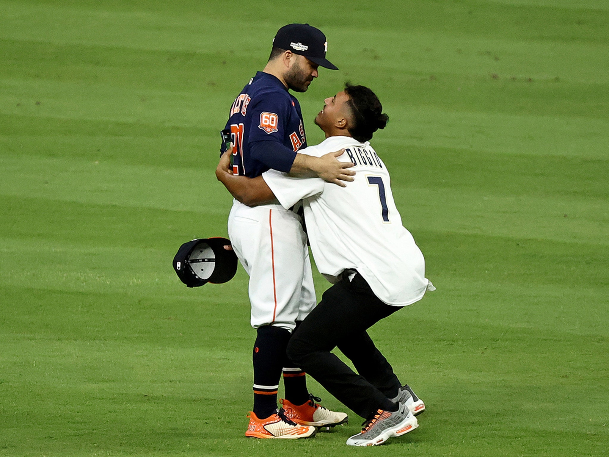 Wish granted: Astros fan who ran out on field to get selfie with Jose  Altuve gets long-awaited pic with baseman at Academy Sports