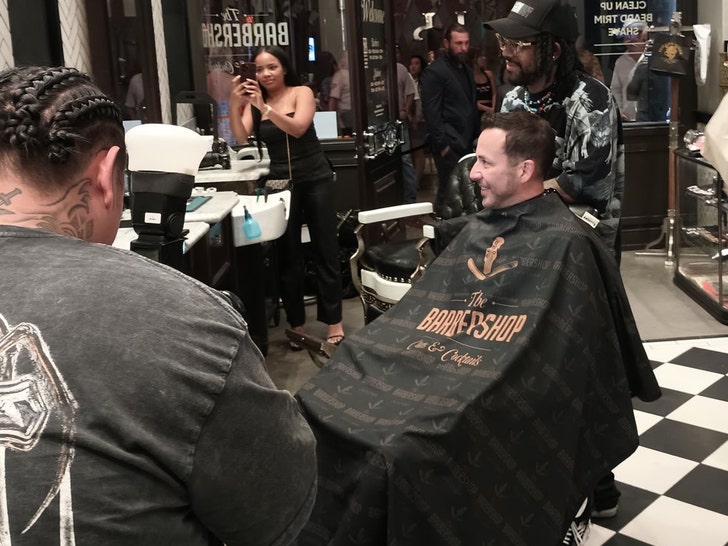 Howie canta eu quero assim na barbearia The Barbershop Cuts & Cocktails 2