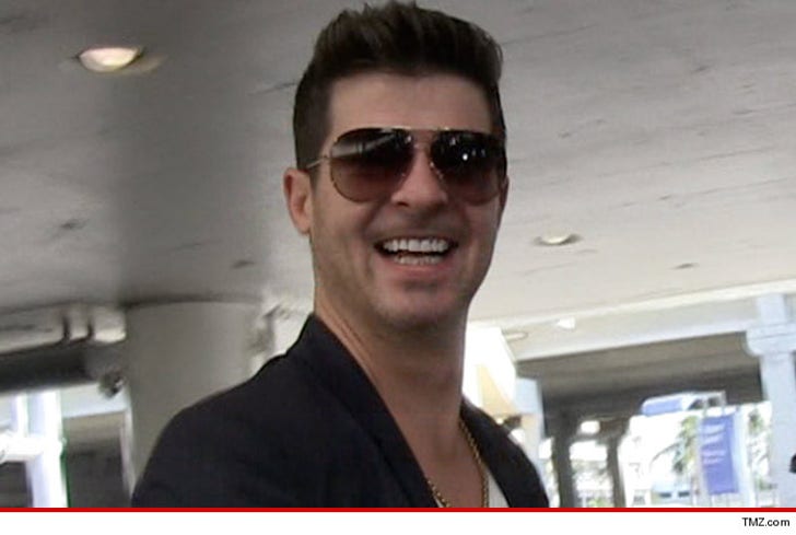 Robin Thicke -- Hal-HO-ween Without Paula Patton :: 1022-robin-thicke-tmz-3