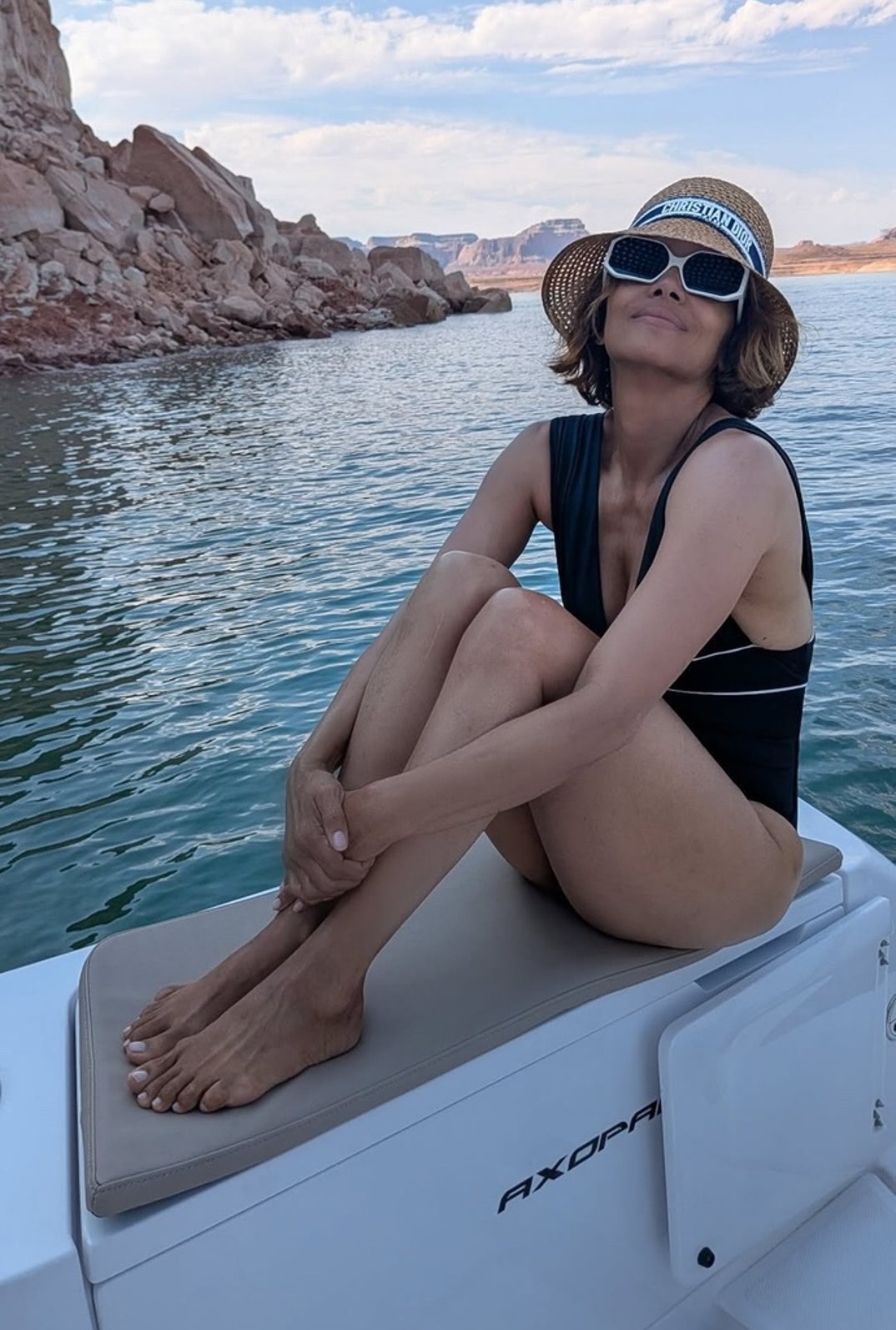 Uyatchan qizlarning yalangoch fotosuratlari