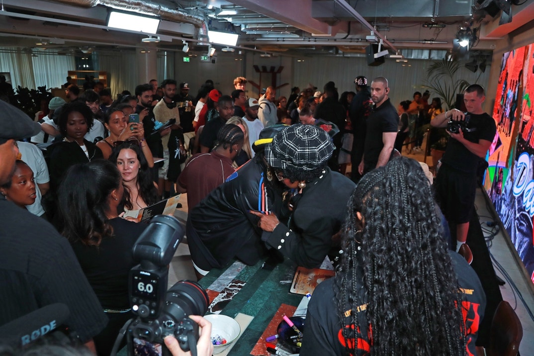 Laurynn Hill Signing 0