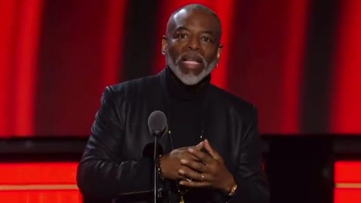 LeVar Burton asa a Will Smith en los Grammy, el comediante usa casco