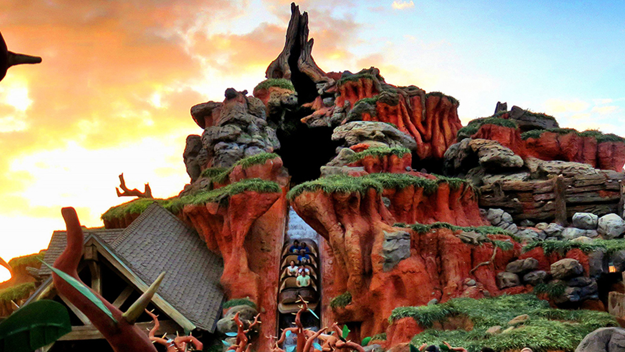 Disney Patrons Flock to Splash Mountain Last Ride Before Shutdown