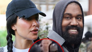 Kim Kardashian relajada con Kanye West en un partido de básquetbol de Saint