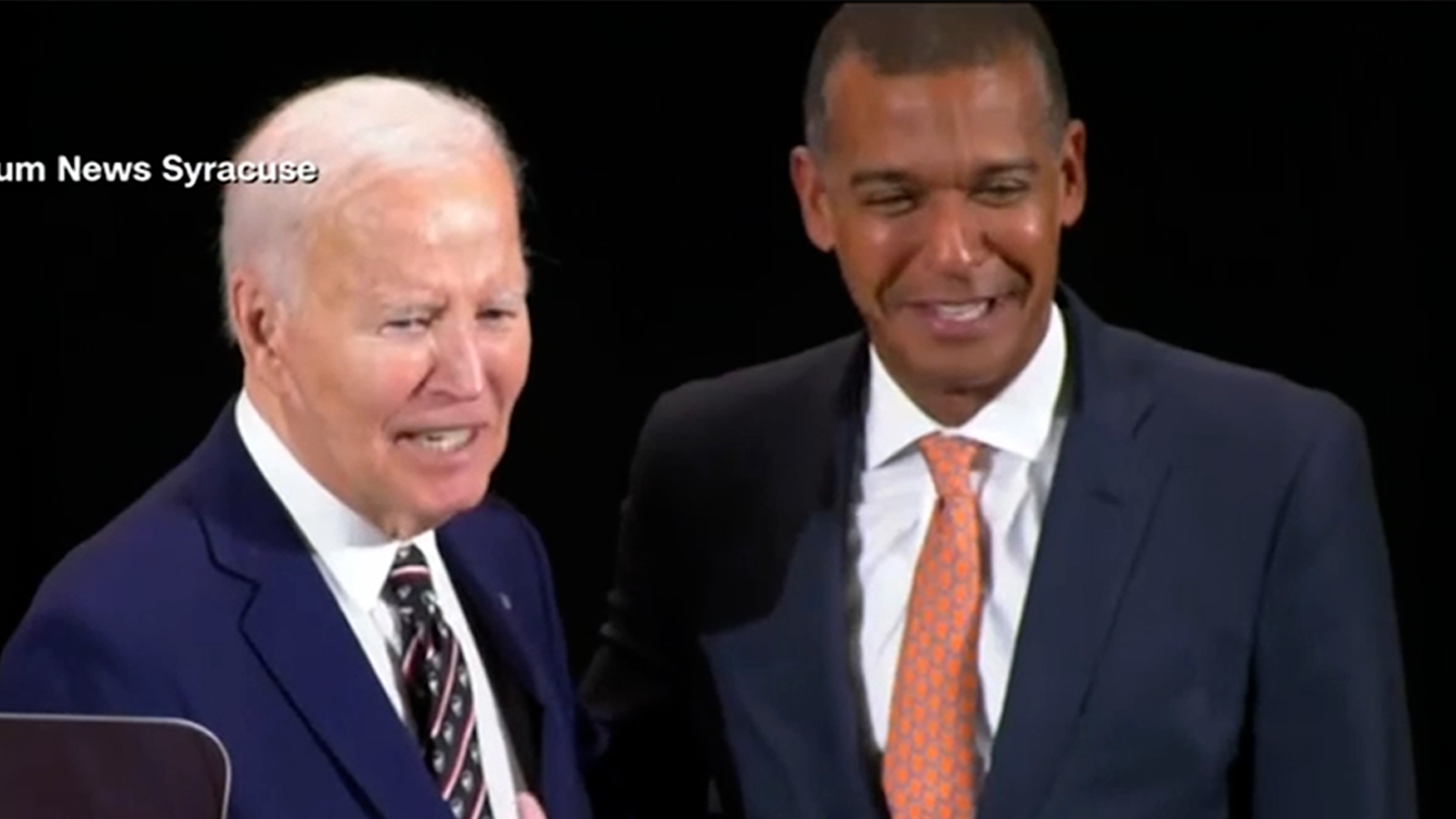 Joe Biden onder vuur omdat hij op video zei dat de universiteitsbestuurder op Barack Obama lijkt