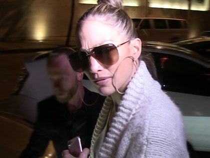 0104-jennifer-lopez-tmz-02