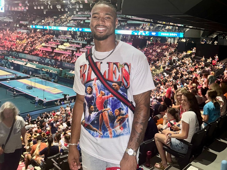 Jonathan Owens showed up at the gymnasts’ team final with the BEST shirt