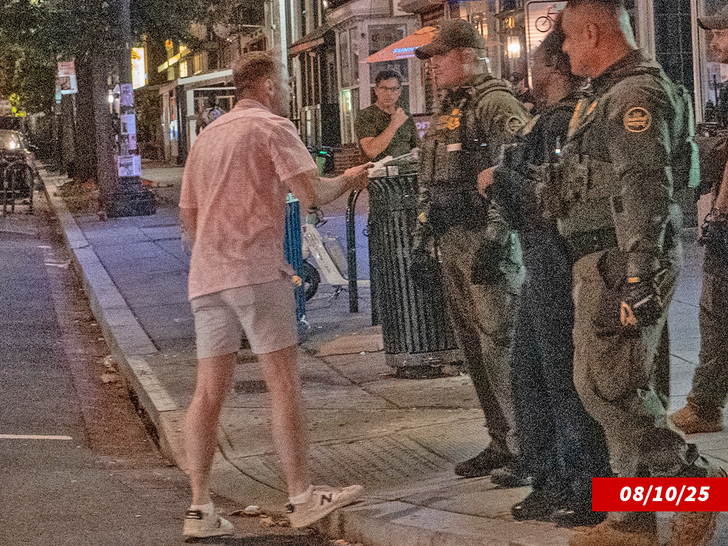 The man is caught to throw the sandwich in Federal Persons Getti 4
