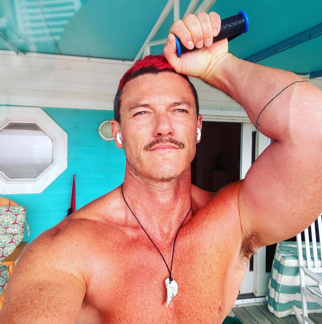 luke-evans-shirtless-hot-photos15