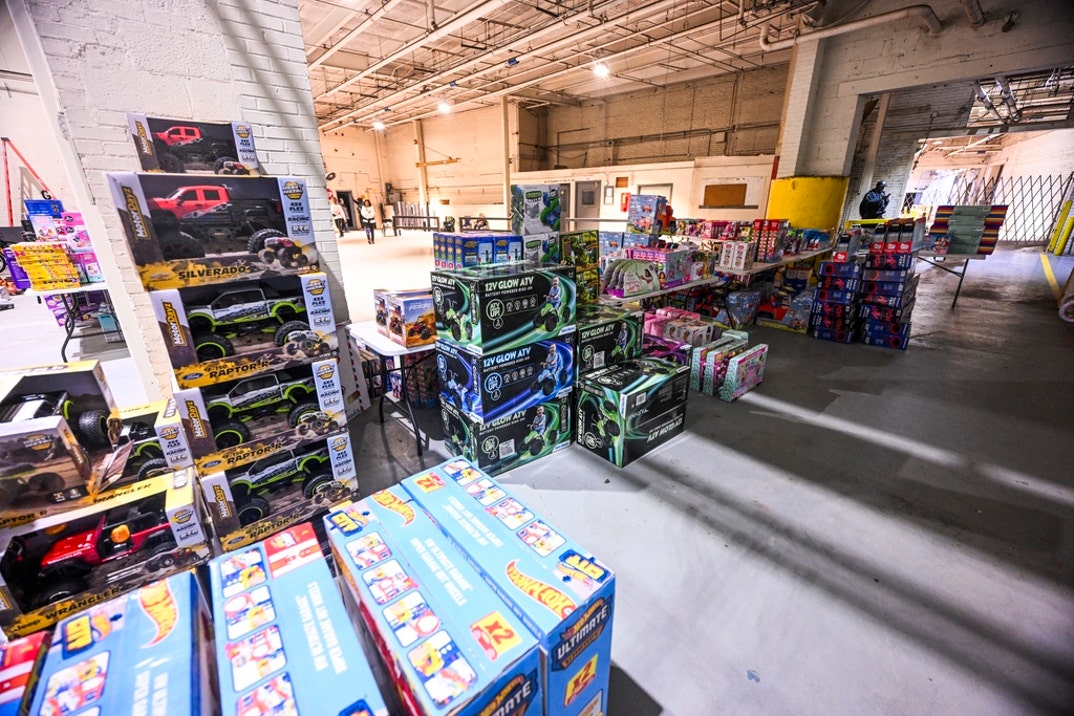 Lil Baby Lil Yachty Host Holiday Give Back Event  4