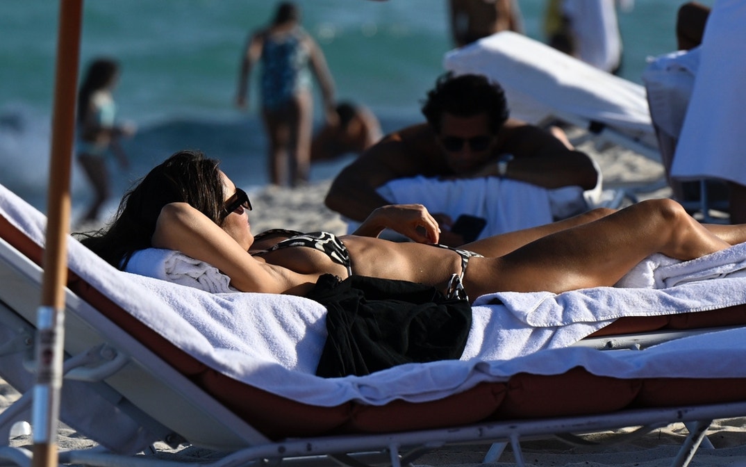 Jessica-Alba-Miami-Beach-Bikini 2