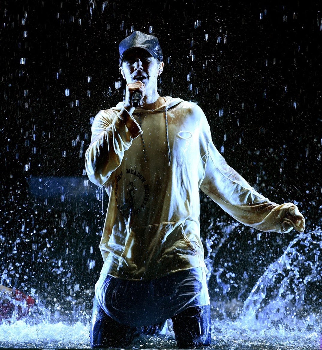 What’s better than a JB performance?! A JB performance in fake rain! The Biebs closed out the American Music Awards with a slick three-song medley from 
