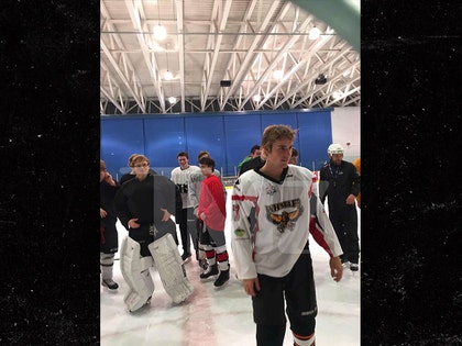 1125-justin-bieber-hockey-tmz-02