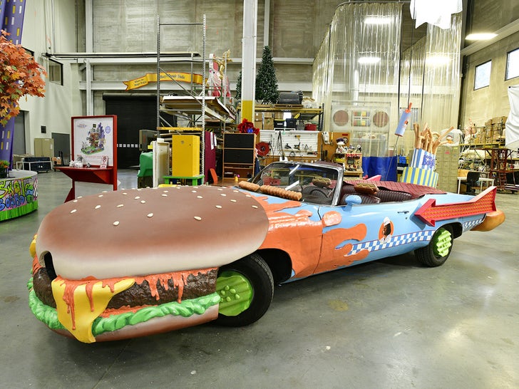 Macy's Thanksgiving Day Parade Floats -- Behind The Scenes