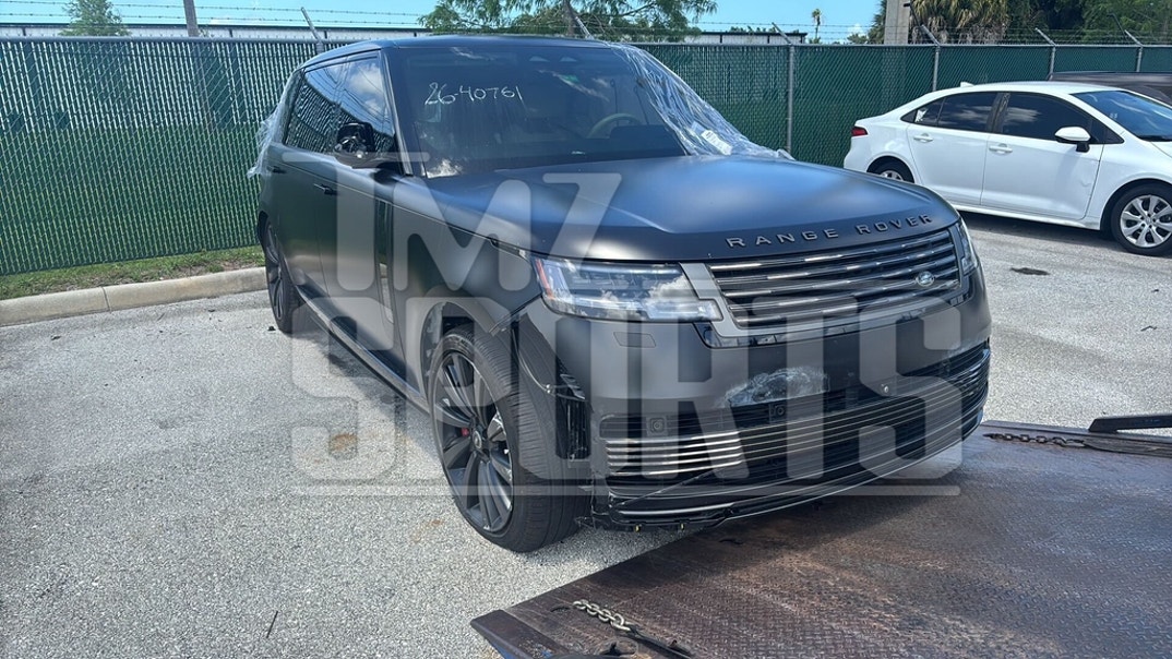 Tiger Woods Car Crash Aftermath Photos 9