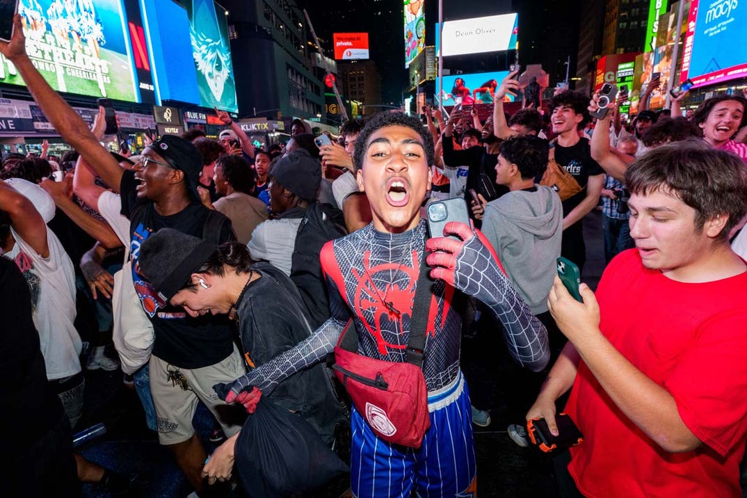 knicks fans celebrate GettyImages-2280352984