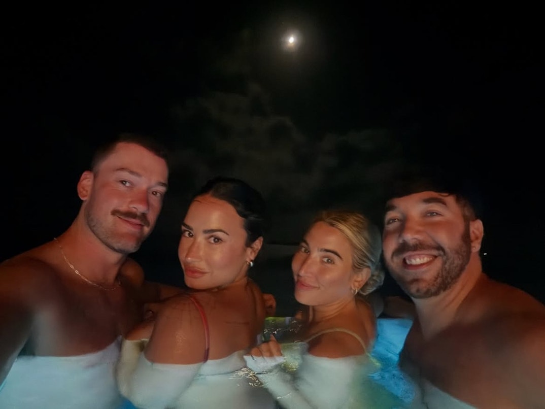 Demi Lovato Bahamas 0