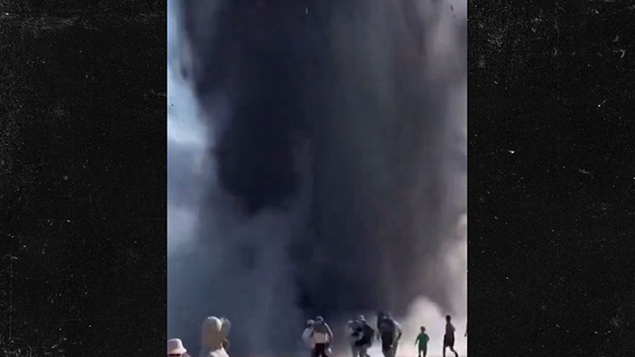 Un vídeo muestra una fuente de agua caliente explotando en el Parque Nacional de Yellowstone y turistas huyendo