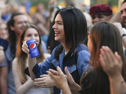 0406-kendall-jenner-pepsiglobal-2