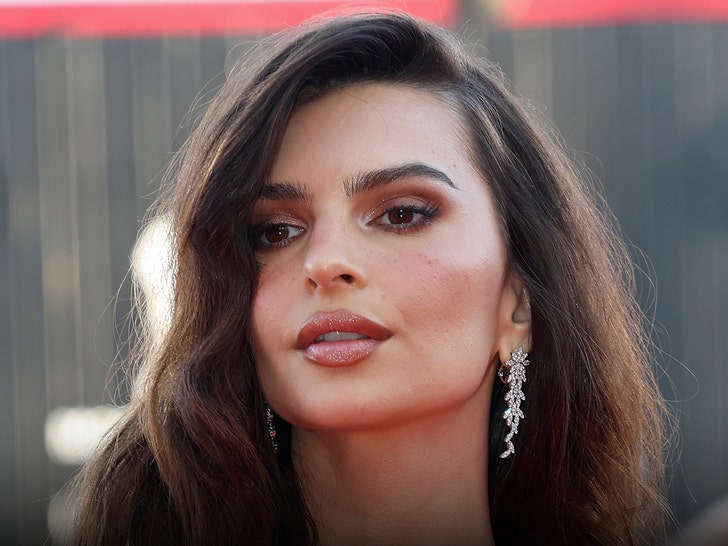 Emily-Ratajkowski-main-getty-1
