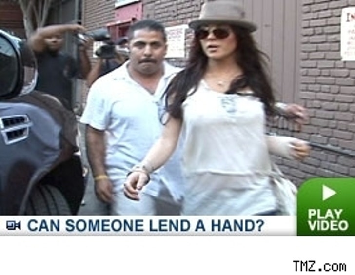 Broken Wrists Suck :: lindsay_lohan_wrist_ivy-1