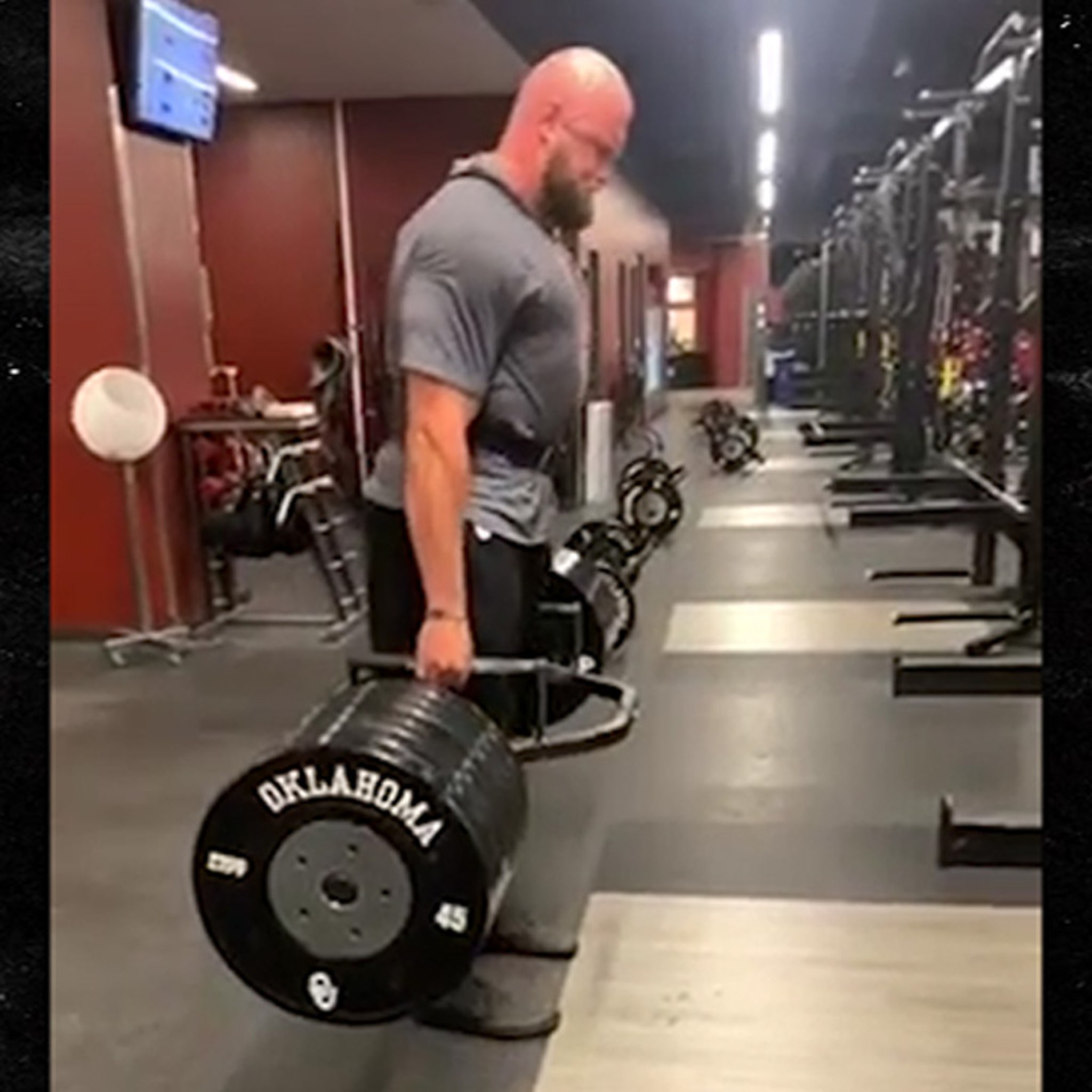 Lane Johnson deadlifts 320 pounds in a pair of jorts