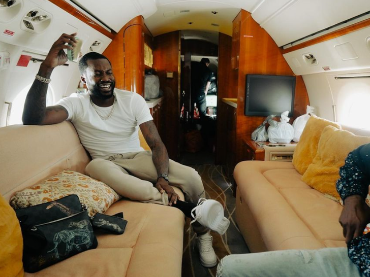 Rap stars fly private