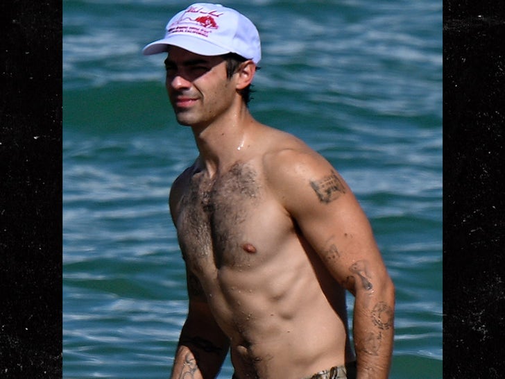 1021-joe-jonas-sem-camisa-em-miami-sub-3