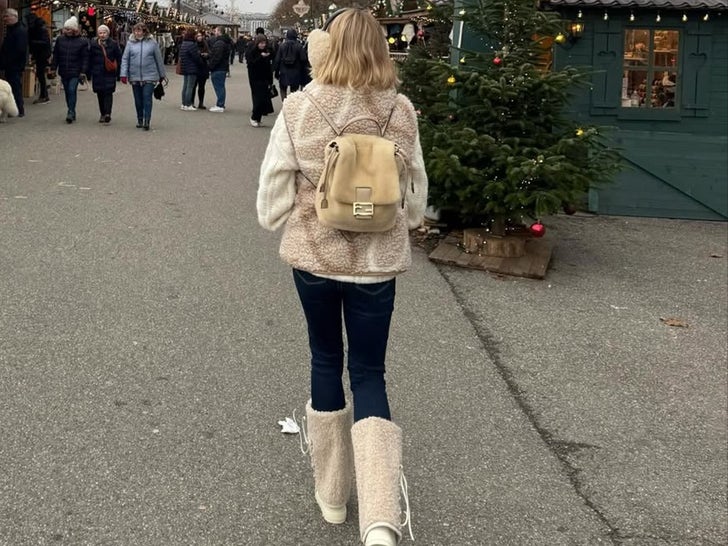 0107-Sydney-Sweeney-Jeans-Winter-Vacay-Sub1