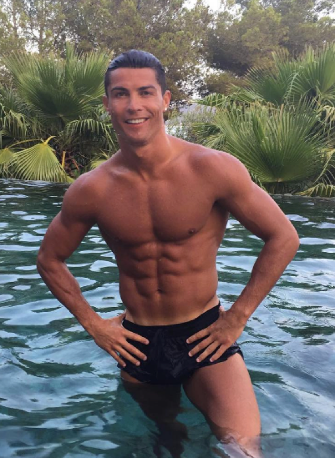 0110_Cristiano_Ronaldo_Shirtless_Shots05