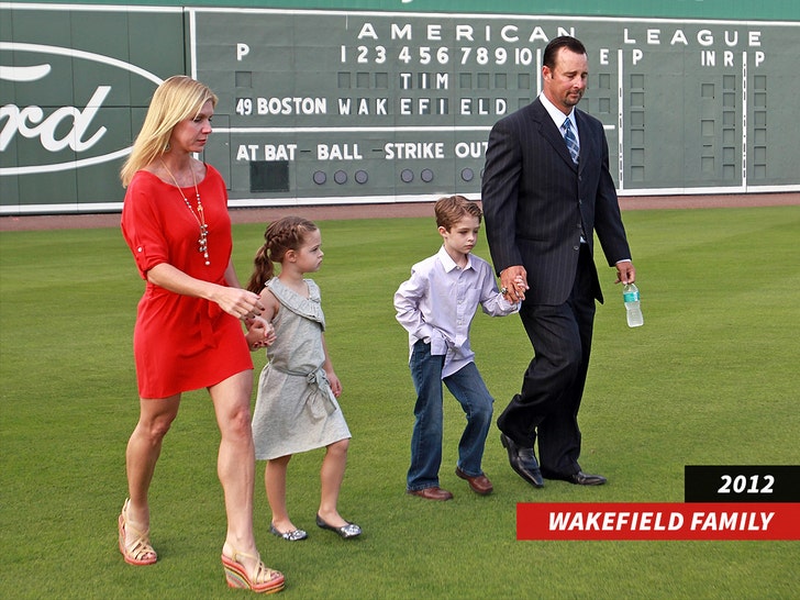 Tim Wakefield calls it a career: Boston Red Sox knuckleballer retires after  19 seasons in majors