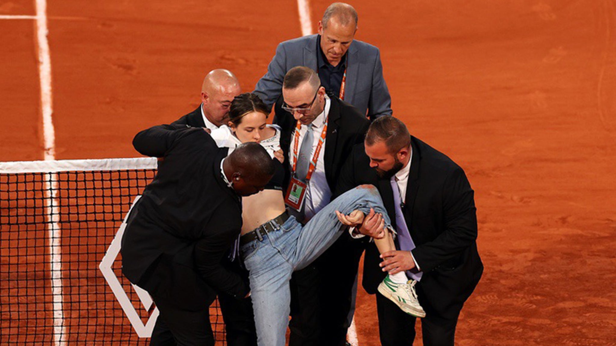 Demonstrator bindt zichzelf aan het net tijdens de halve finale van de Franse Open, waardoor het spel stopt