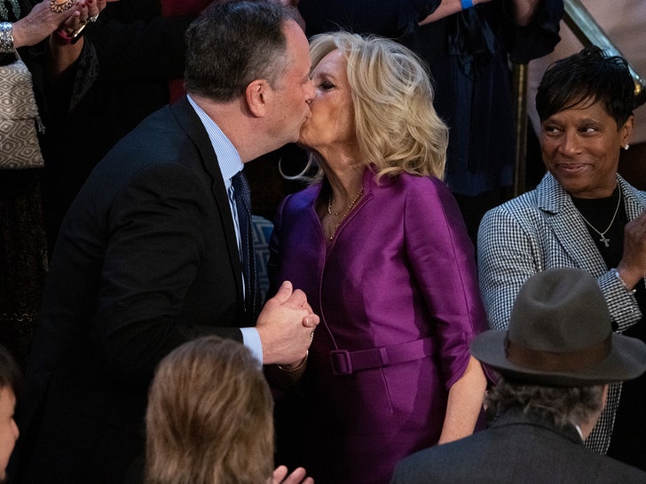 La première dame Jill Biden embrasse le deuxième gentilhomme Doug Emhoff sur les lèvres