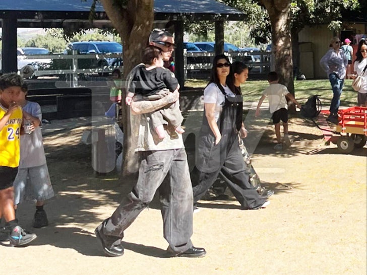 Kourtney Kardashian e Travis Barker visitam as fazendas da família Underwood durante as filmagens 