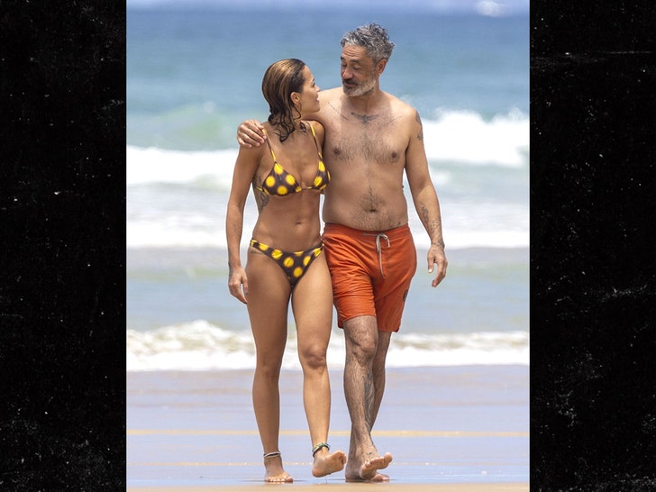 Rita ora dan taika waititi berbagi ciuman di pantai gold Coast