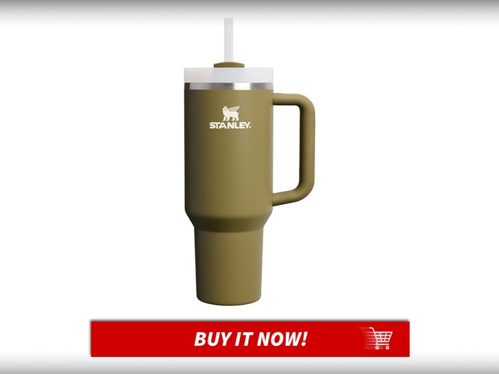 Quencher-H2.0-Tumbler-With-Handle-And-Straw-40oz-Thyme-Gift-Guide-Stanley-Cups-MAIN