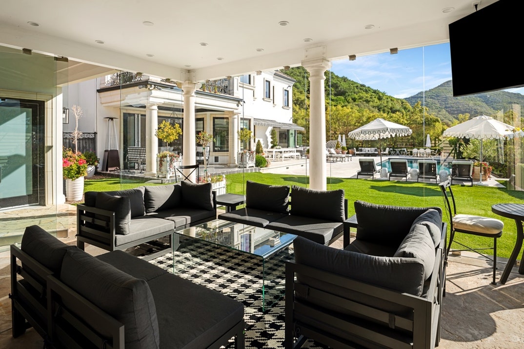 Paul Anka Relists Sherwood Estate 40