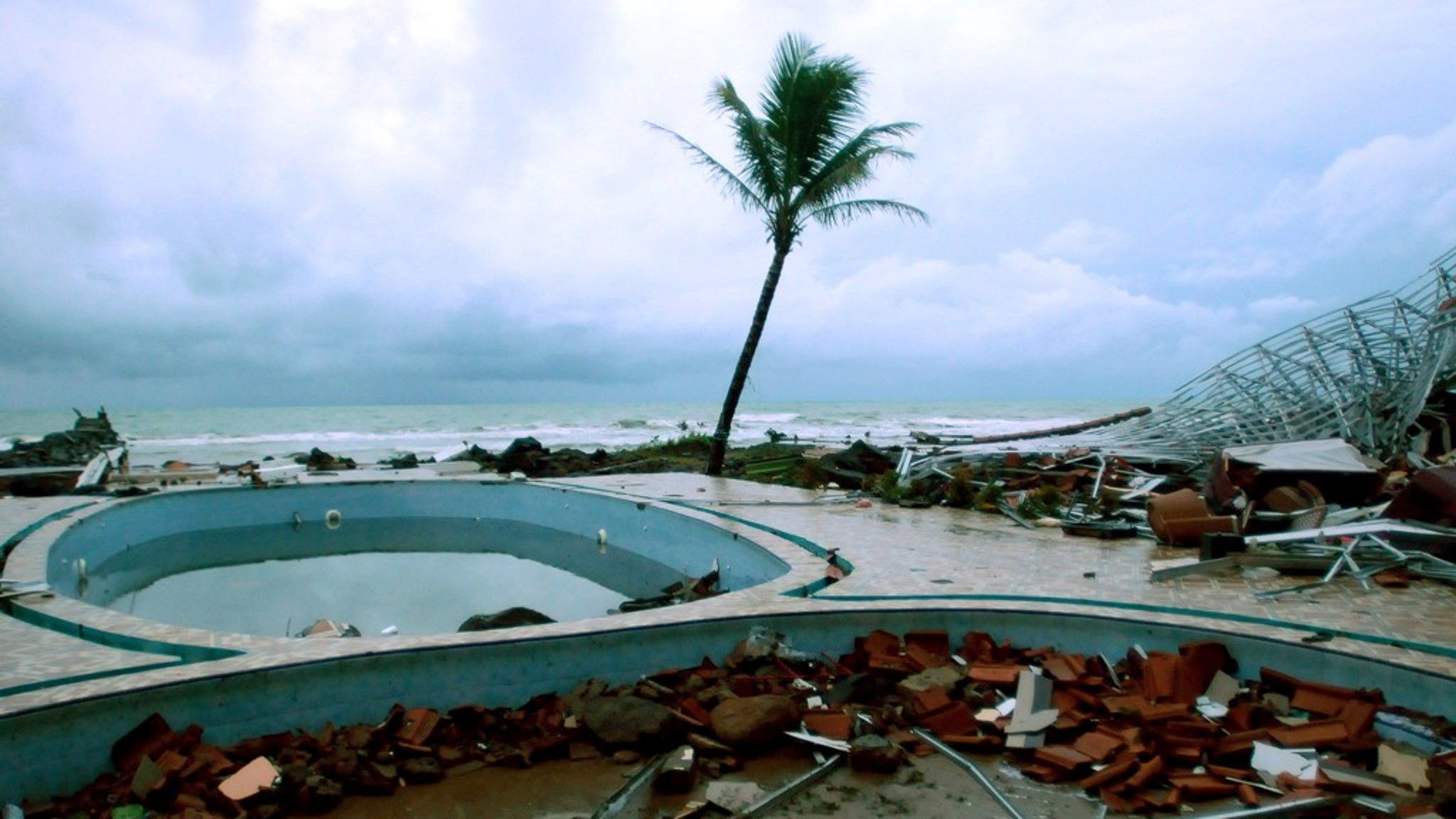 Aftermath Photos from Indonesia Tsunami