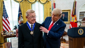 1203-trump-lou holtz-medal getty