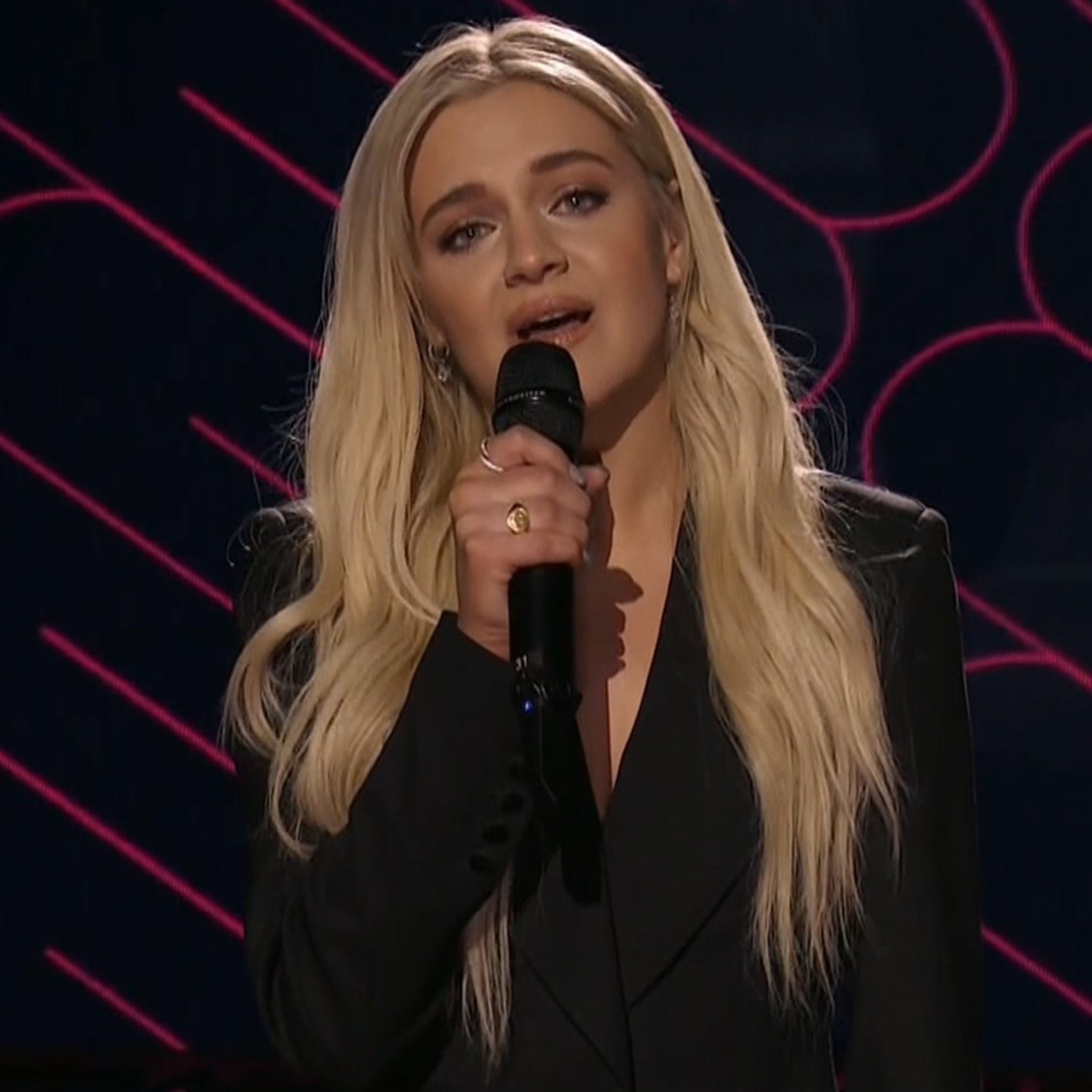 Kelsea Ballerini Opens CMT Awards with Tribute to Nashville Shooting Victims