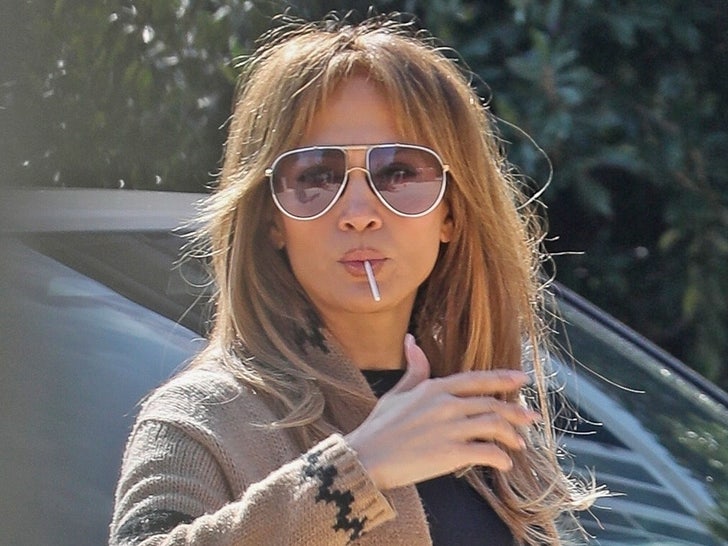 Jennifer Lopez gosta de Lollipop enquanto a caça em casa em Brentwood