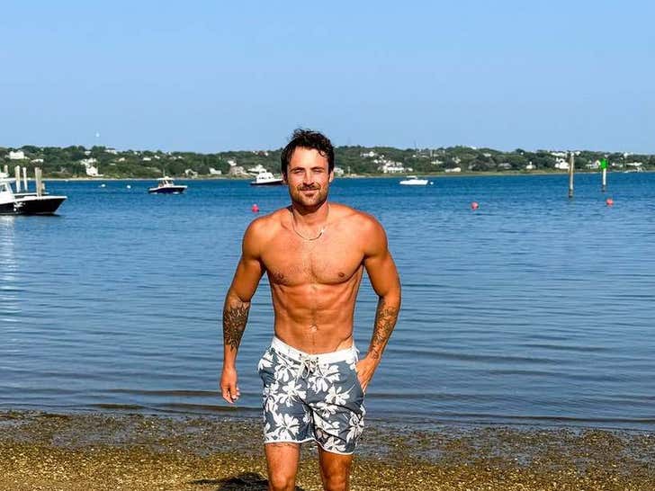 Dylan Efron the Hamptons 1
