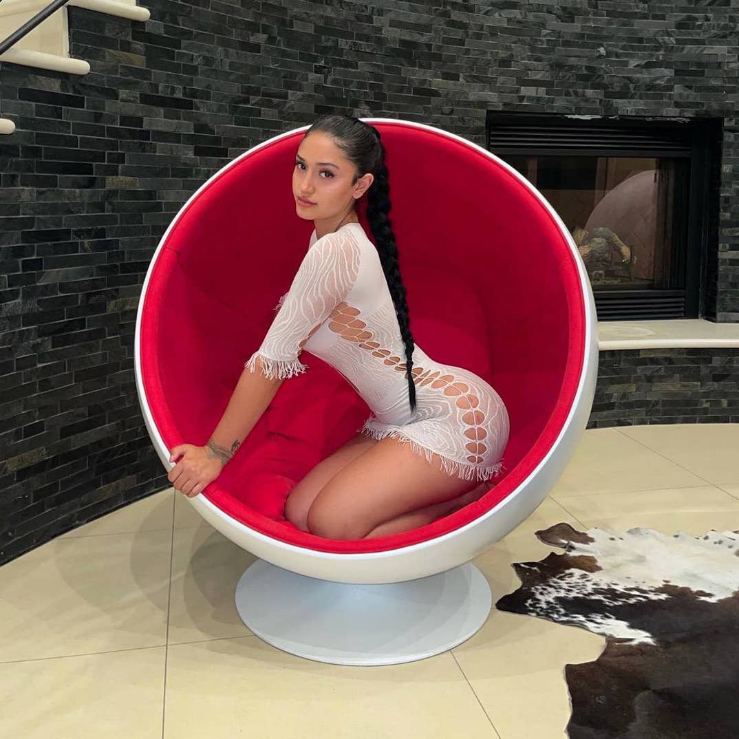 Sexy Photos of Leah Kateb in a Bikini From Her Instagram photos4