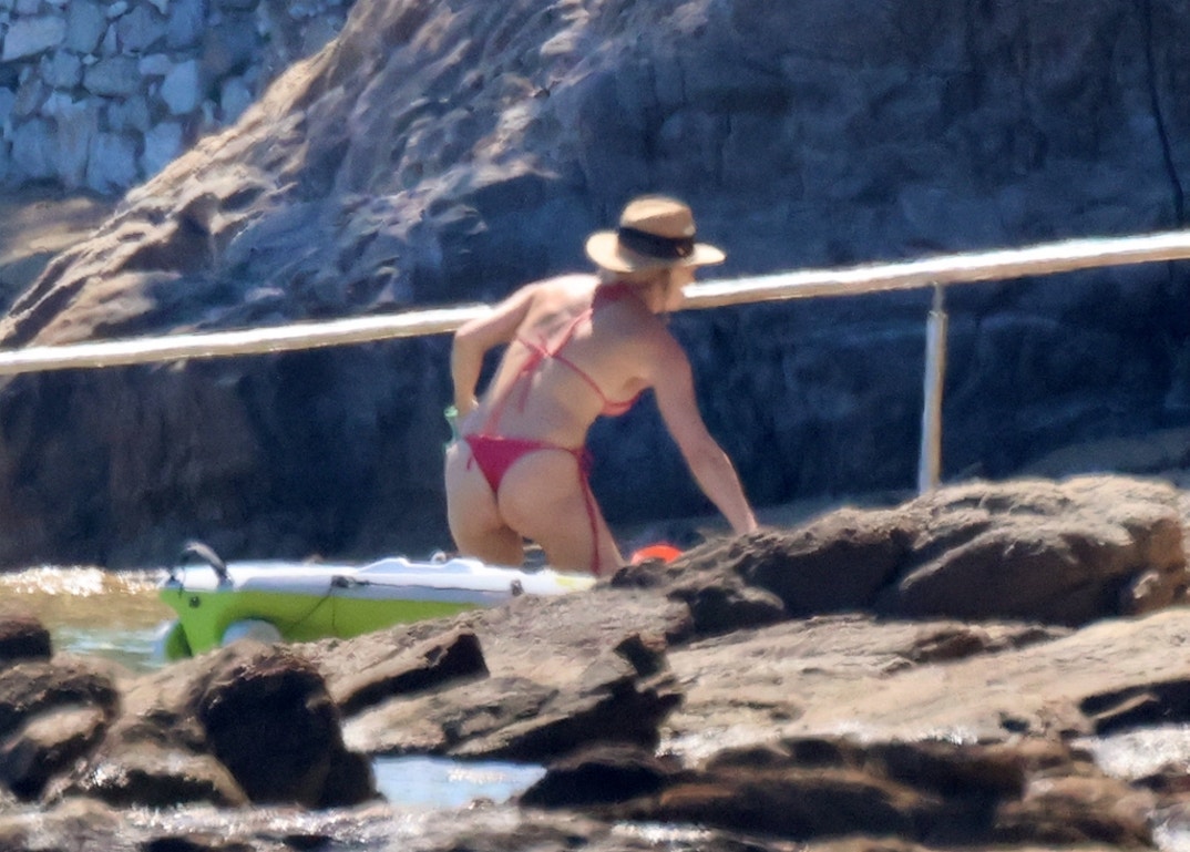 Kate Hudson Paddle Boarding Fam Vacation 6