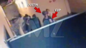 Justin Bieber -- Styrofoam Cuppin' in Atlanta Nightclub -- Sign of Sizzurp [VIDEO]