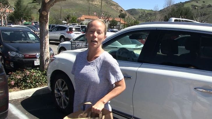 040218_kendra_wilkinson_shopping_kal