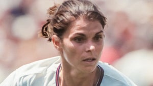 '90s Women's World Cup Star Mia Hamm 'Memba Her?!