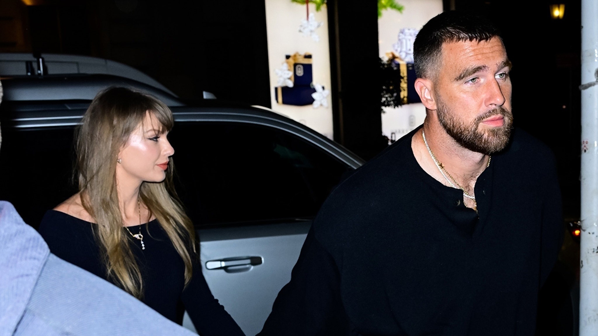 Taylor Swift y Travis Kelce se dan la mano en una cita para cenar