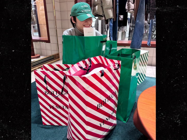 1222-K-Pop-Idols-Christmas-Spirit-Sub1